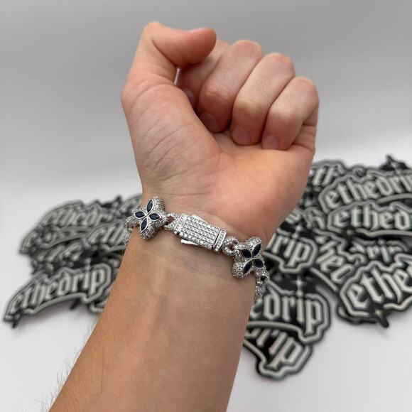 Iced navy clover flower bracelet - Picture 8 of 8